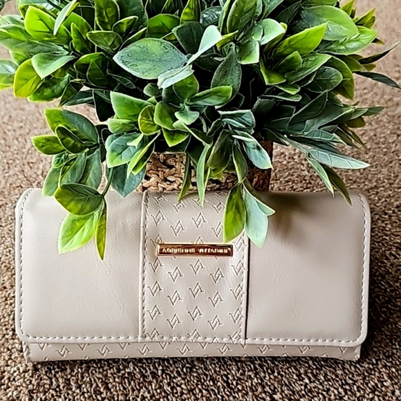 Adrienne Vittadini Handbags - NWT 🥳 Adrienne Vista dining Wallet